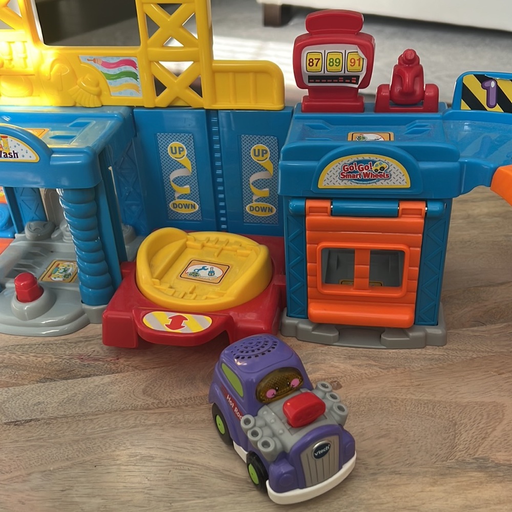 VTECH Lift and Fix Repair Shop - Picture 4 of 5
